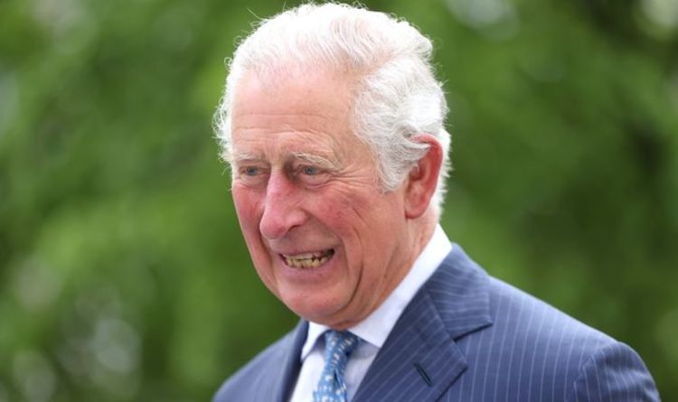 Le prince Charles fait un voyage émouvant pour rencontrer le personnel qui s'est occupé du père malade, le prince Philip