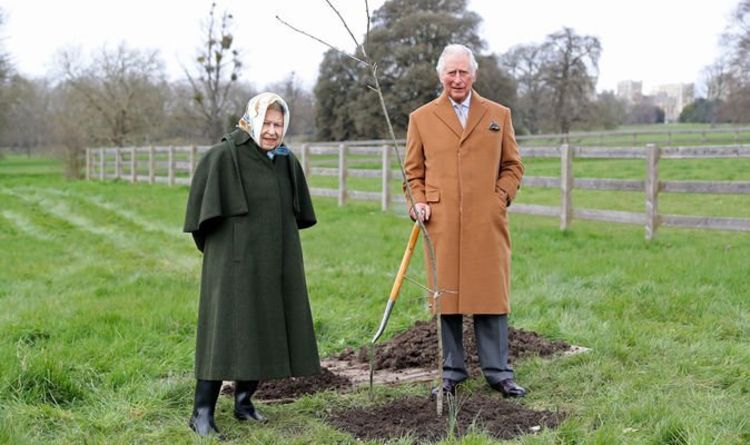Le prince Charles plante des jeunes arbres pour marquer le jubilé de platine de la reine sous les yeux de Sa Majesté