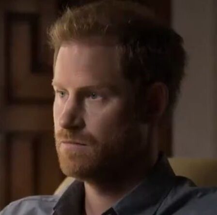 Le prince Harry `` confiant et faisant autorité '' dans un nouveau clip - `` ne s'assoit plus à côté de Meghan ''