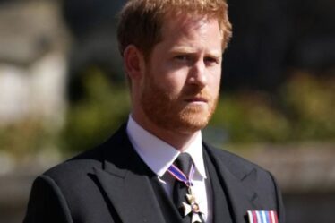 Le prince Harry `` étranger '' obligé de `` regarder la famille royale avancer '' alors que Duke `` est parti en arrière-plan ''