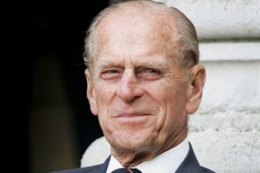 Le prince Philip honore trois membres du personnel royal clés en leur laissant une aubaine `` généreuse ''