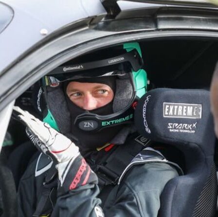 Le prince William `` à l'aise '' au volant de la voiture électrique Extreme E de Lewis Hamilton lors d'un essai routier