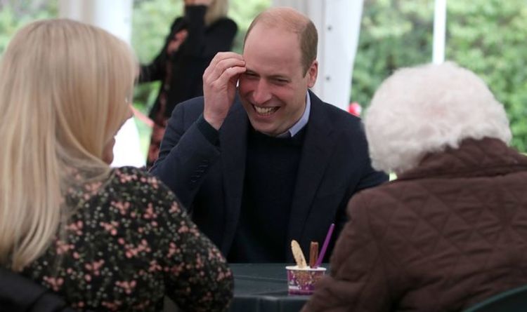 Le prince William rougit alors qu'une ancienne militaire demande un baiser lors de sa visite en Écosse