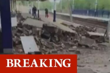 L'effondrement du toit de la gare de Northwich déclenche une urgence - des passagers terrifiés fuient les débris