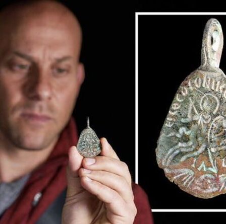 Les archéologues israéliens dévoilent le `` sceau de Salomon '' - une ancienne amulette protégeant du mal