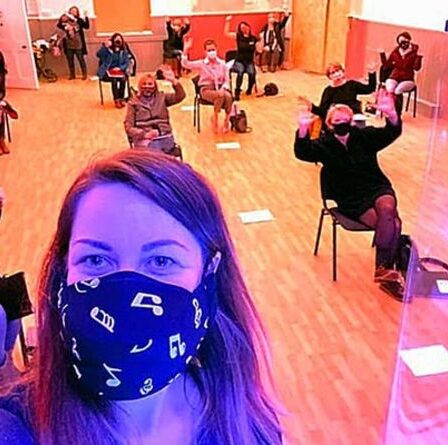 Les choeurs ont dit de rester silencieux après l'interdiction des groupes musicaux de plus de six à l'intérieur