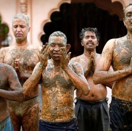 Les gens en Inde ont averti que se couvrir de caca de vache ne combattrait pas Covid
