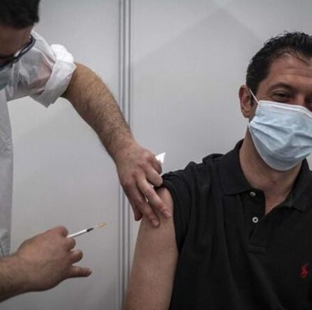 Les influenceurs des médias français ciblés par des campagnes payantes pour discréditer les vaccins Pfizer