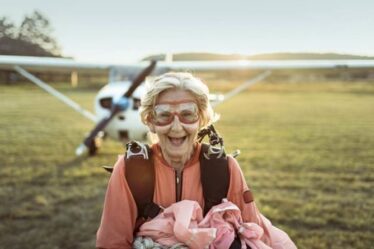 Les retraités ont soif de vacances d'aventure comme sauter d'un avion, selon une étude