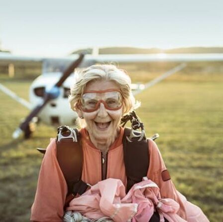 Les retraités ont soif de vacances d'aventure comme sauter d'un avion, selon une étude