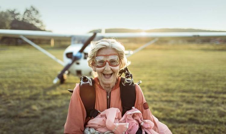 Les retraités ont soif de vacances d'aventure comme sauter d'un avion, selon une étude