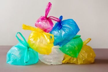 Les sacs en plastique pour la vie `` nous ont presque trompés '', disent les lecteurs d'Express