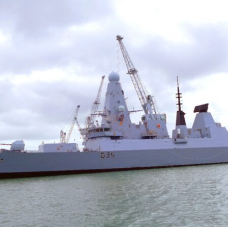 Les tensions en Russie s'intensifient alors que le Royaume-Uni répond à une allégation d'expulsion `` fausse '' du HMS Dragon