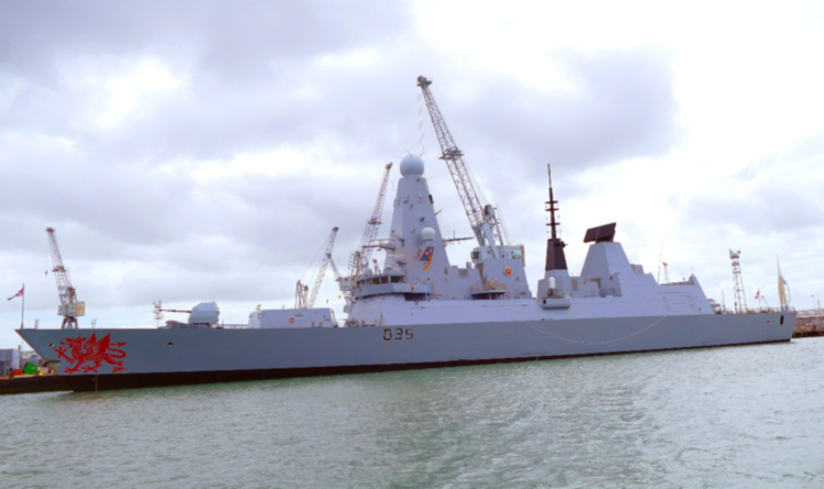 Les tensions en Russie s'intensifient alors que le Royaume-Uni répond à une allégation d'expulsion `` fausse '' du HMS Dragon