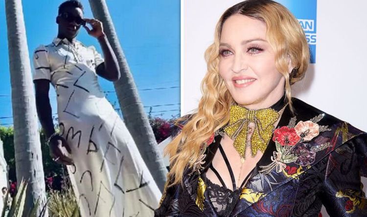 Madonna félicite son fils David Banda, 15 ans, pour sa `` confiance '' alors qu'il modélise une robe de créateur à la maison