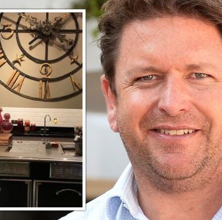 Maison de James Martin: à l'intérieur de la maison de campagne du chef de la télévision alors qu'il montre des légumes `` locaux ''