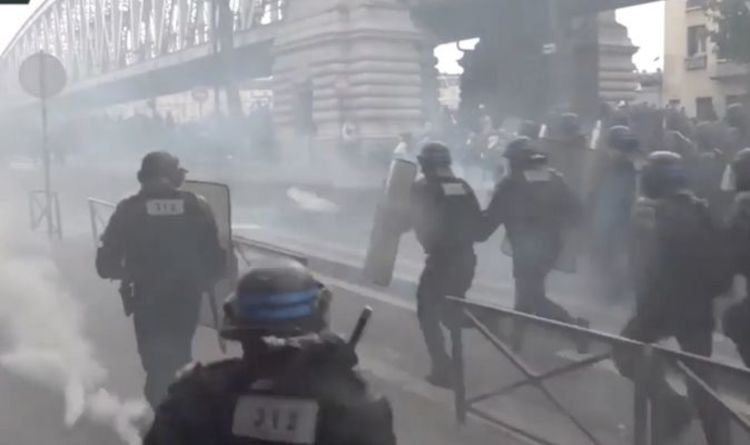 Manifestation à Paris: la police anti-émeute lance des gaz lacrymogènes sur les manifestants alors que Macron exige la fin de la dissidence