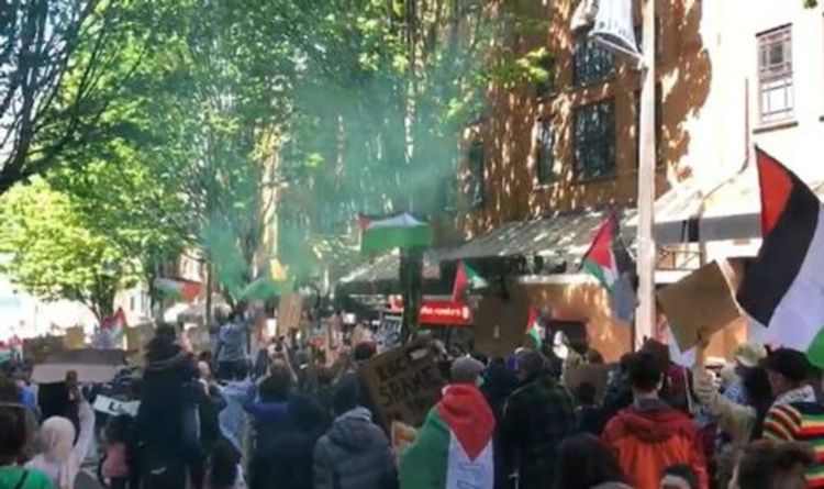 Manifestations à Bristol: des partisans palestiniens tirent des torches vertes alors que la foule ferme le centre-ville