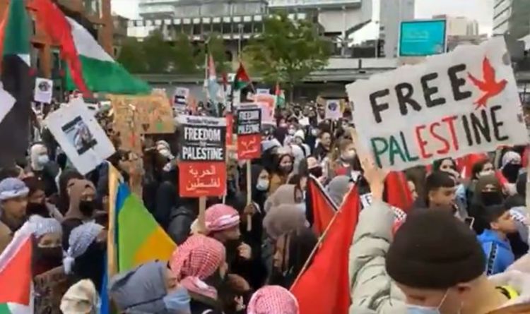 Marks & Spencer a surnommé `` l'ambassade d'Israël dans la grande rue britannique '' lors d'un rassemblement à Manchester