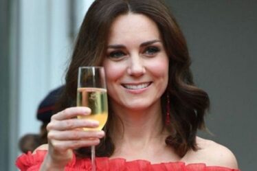 Marks and Spencer vend une robe à 28 £ qui ressemble à la célèbre robe de Kate Middleton