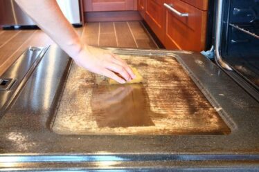 Nettoyage du four: les fans de Mme Hinch partagent un truc pour `` faire fondre '' la saleté de la vitre du four