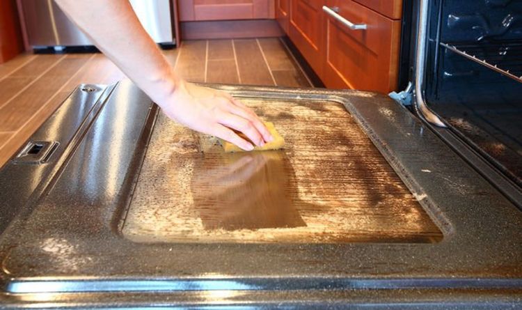 Nettoyage du four: les fans de Mme Hinch partagent un truc pour `` faire fondre '' la saleté de la vitre du four
