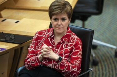 Nicola Sturgeon a averti que l'indépendance pourrait voir les jeunes Écossais `` aller chercher et aller ailleurs ''
