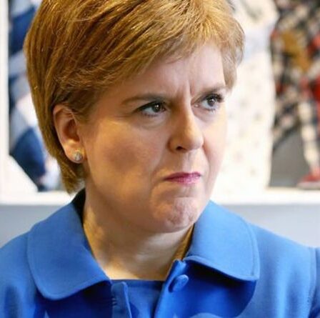 Nicola Sturgeon a fait honte alors que son rêve d'indépendance allait créer `` plus de difficultés '' pour les Écossais