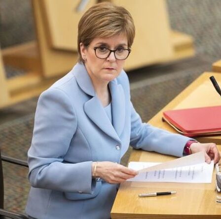 `` Nous payons des impôts plus élevés mais dans une pire position '' Nicola Sturgeon et le bilan du SNP détruits