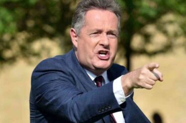 «Nous payons leurs salaires!  Piers Morgan attaque des `` belettes sans tripes '' dans la direction de la BBC