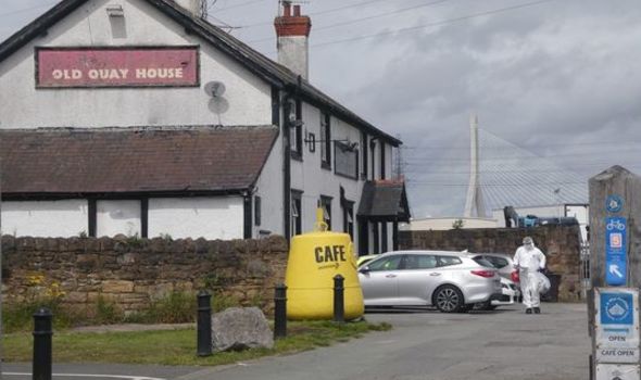 Un homme a été poignardé à mort devant le pub du Pays de Galles