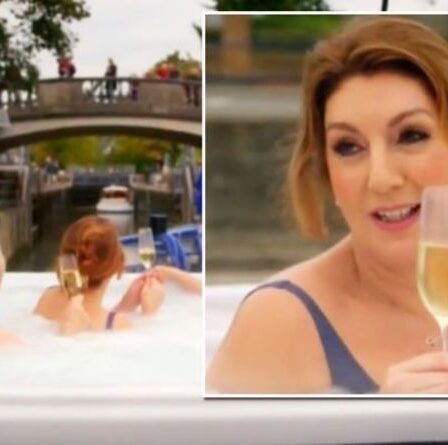 `` Peut-être qu'elle a gagné '': Jane McDonald se baigne dans un bain à remous sur un bateau `` en plein hiver ''