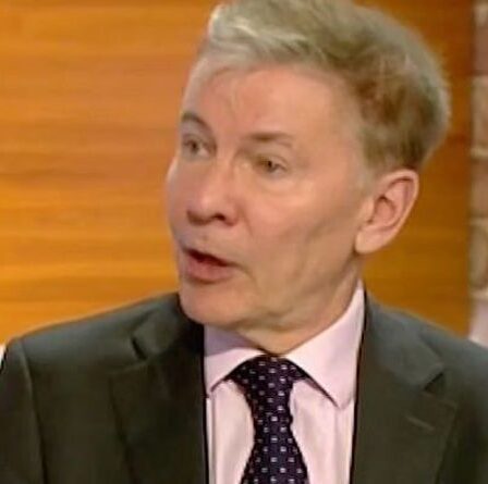 Pierce dans une fouille brutale à la stratégie de vaccination de l'UE au milieu du chaos de déploiement «Trashed AstraZeneca!»