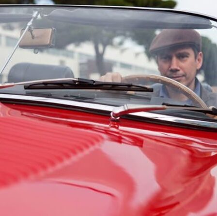 Posséder une voiture classique pourrait être moins cher que d'en acheter une nouvelle, car les voitures historiques `` augmentent '' en valeur