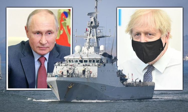 Poutine fléchit les muscles alors que la Royal Navy a averti le HMS Trent `` constamment suivi '' en mer Noire