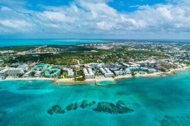 Puis-je aller à Grand Cayman pendant mes vacances?