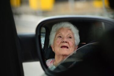 «Qui choisirait un chauffeur de taxi de 80 ans?  Un débat acharné sur le risque des conducteurs âgés