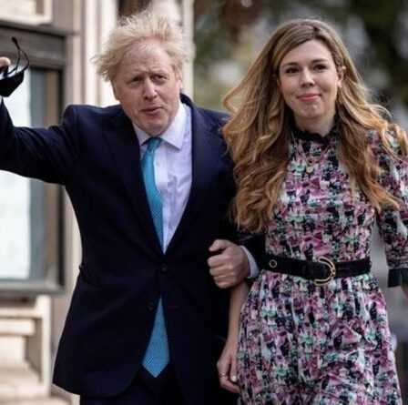 Retour de bâton alors que les députés travaillistes affirment que le mariage `` secret '' de Boris était un moyen `` d'enterrer les mauvaises nouvelles ''