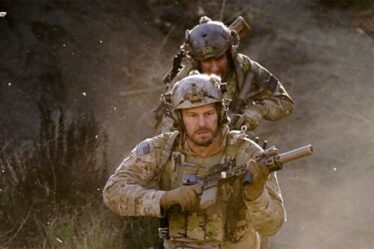 SEAL Team saison 5: Jason prêt pour un traumatisme alors que le showrunner fait allusion à un `` nuage sombre '' à venir