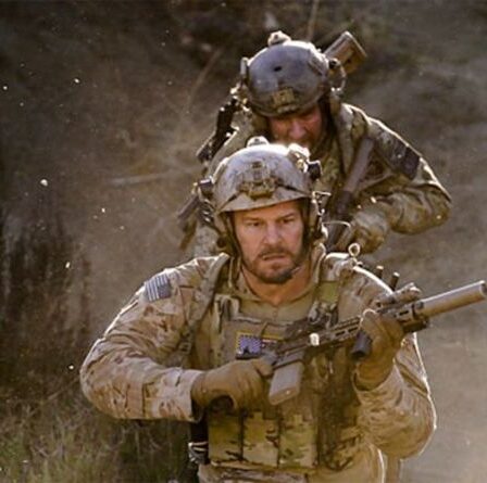 SEAL Team saison 5: Jason prêt pour un traumatisme alors que le showrunner fait allusion à un `` nuage sombre '' à venir