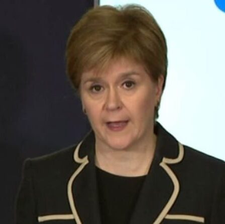 Sturgeon insiste sur le changement de marque de la souche indienne `` avril 02 '' ... puis dit `` variante Kent ''
