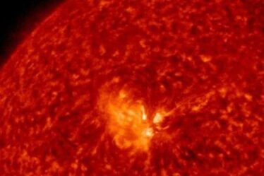 Sunspot libère une `` rafale '' d'éruptions solaires qui pourraient descendre la radio sur Terre