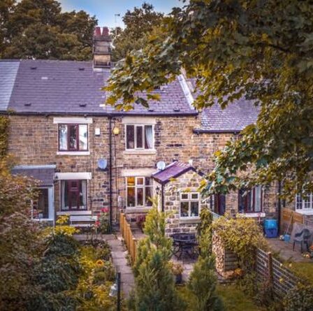 Superbe cottage en pierre surplombant le Peak District pourrait être le vôtre pour seulement 2 £