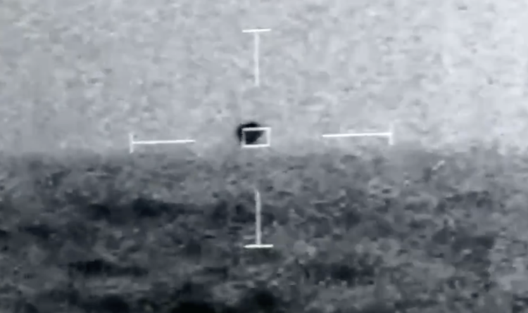 Un OVNI `` sphérique '' éclabousse l'océan devant les troupes navales américaines dans une vidéo divulguée