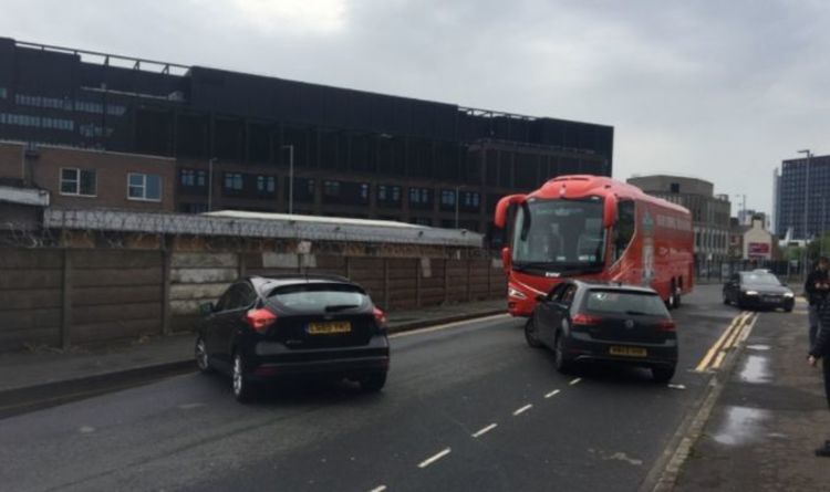 Un bus de Liverpool bloqué par des voitures et `` a des pneus crevés '' avant le choc de Man Utd