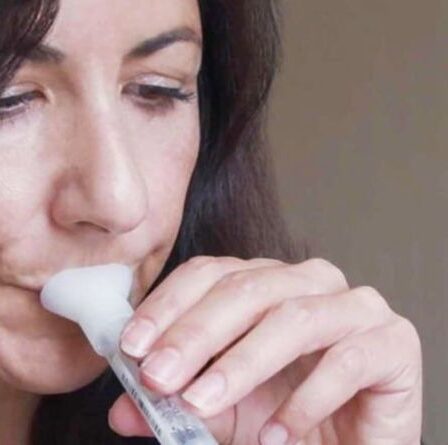 Un énorme coup de pouce pour les voyages avec le lancement du test à base de salive Covid-19 - le test de 24 heures coûte 89 £