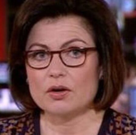 Un présentateur de la BBC obligé de s'excuser après avoir rompu la lecture d'une déclaration `` émotionnelle ''