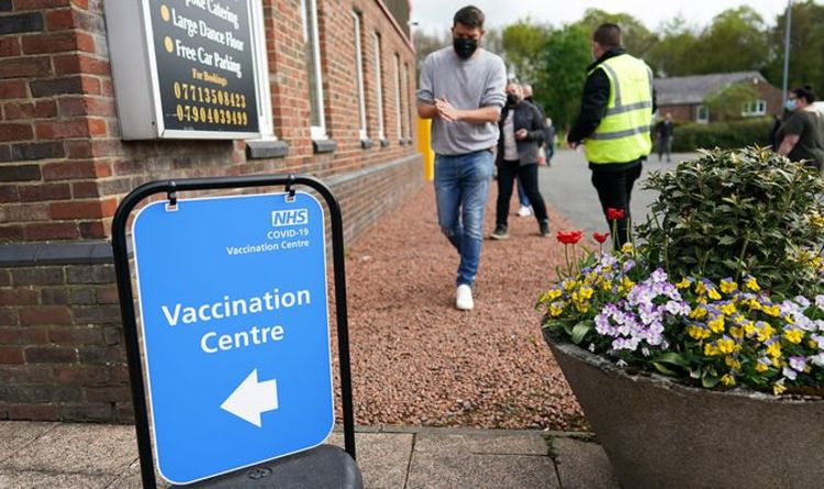 Un vaccin a été déployé pour les plus de 18 ans dans trois régions du Royaume-Uni alors que la panique monte à cause du pic de variante indienne
