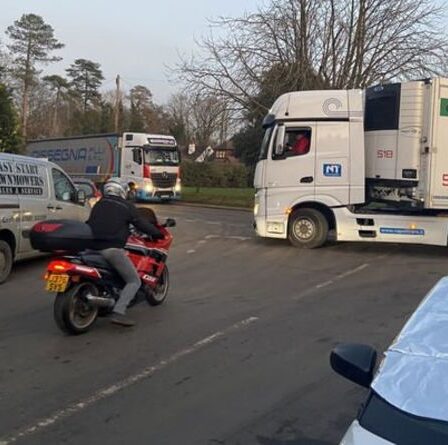 Un village tranquille envahi par des poids lourds dans le parc de camions du Brexit
