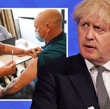 Une nouvelle variante suscite la précipitation de millions de personnes alors que le Premier ministre envisage un changement de stratégie de vaccination